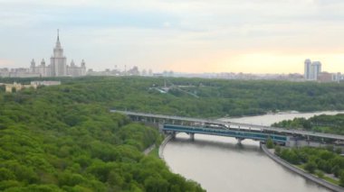 Moskova Devlet Üniversitesi karşı duran luzhnetsky Köprüsü