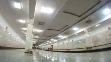 yolcular metroya istasyonunda merdiveninde gidiyor üç yerde tren yolları