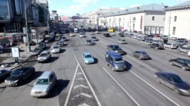 Moskova sadovoe yüzük çok araba sürmek, insanlar etrafında yürüyüş