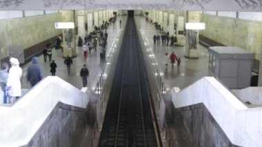 insanlar beklemek-e doğru tren metro istasyonu üç tren yolları