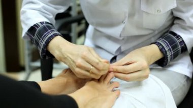 Şevval Özçelik Güzellik pedikür ve özel ahşap aracı tarafından eski bir vernik siler