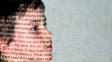 w. Shakespeare, romeo ve juliet metni projeksiyon çocuğun yüzüne profilinde hareket