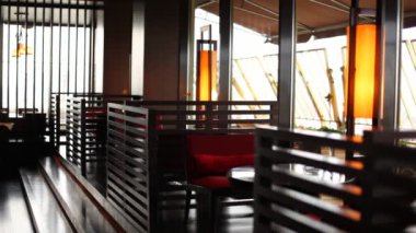 masa sandalye ile restoran lounge alanında perdeler tarafından ayrılmış standları