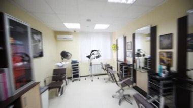 Kameranın Kuaför salon koltukları penceresine boyunca uçan hareket