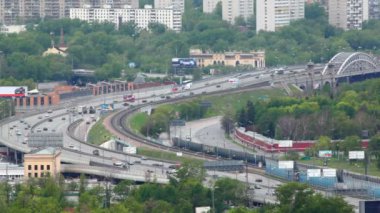 Otomobil, luzhnikovsky karayolu üzerinden geçerken üzerinde çabuk git