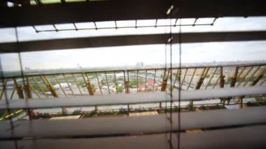 tablolar standları üst kattaki restoran terasında