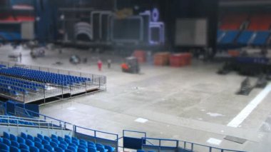 koyu mavi oturan stand konser sonrası boş