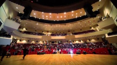 kalabalık konser salonunda