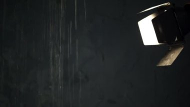 spot ışık ile karanlık odada şelale