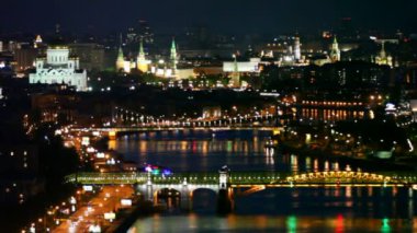 Kulesi kremlin ve pushkinsky ve krymsky köprüleri arkasında kurtarıcı standları için temple of christ calotte