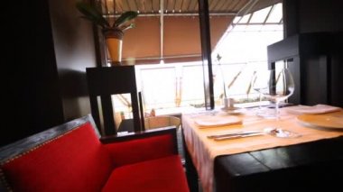 Tablo iki cam ve kırmızı sandalye stand Restoran Lounge ile dekore edilmiştir.