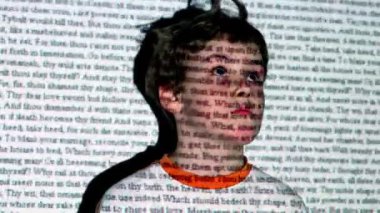 w. shakespeare, romeo ve juliet metni projeksiyon üzerinde çocuk duruyor hareket ve yukarı doğru izle