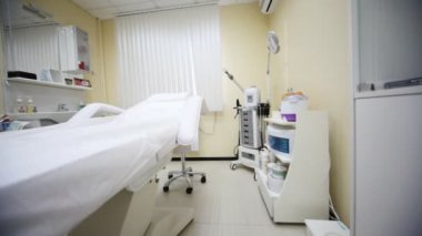 kozmetik prosedürler için odasına kamera hareket yukarı doğru tavana doğru uçan