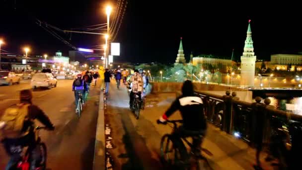 Wielu rowerzystów jazdy przez most w pobliżu Kremla w Moskwie — Wideo stockowe