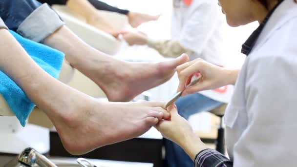 Esthéticienne ajuste la forme des ongles de l'homme au moyen d'une lime pour les ongles — Video