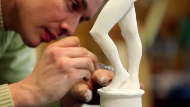 雕刻家通过特殊的工具来更正踝的小雕像 — 图库视频影像