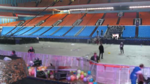 Lugares de espectador tornaram-se vazios e trabalhadores removem lixo após concerto — Vídeo de Stock