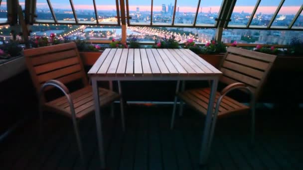 Businesscenter Moskva city och centrala delarna av Moskva är synlig från terrassen på restaurang — Stockvideo