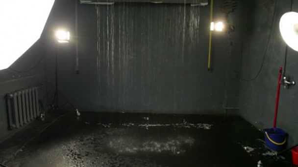 Водопад в темной комнате с двумя прожекторами с обеих сторон — стоковое видео