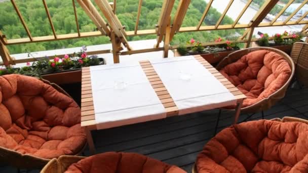 Asztal és szék áll a terasz étterem honnan Moszkvai Állami Egyetem — Stock videók