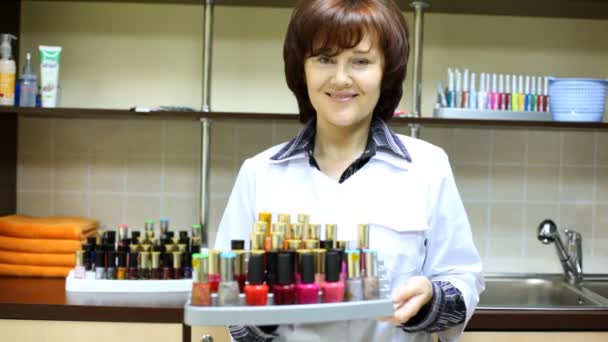 Vrouw-schoonheidsspecialist vertegenwoordigt nagel poetsmiddelen — Stockvideo