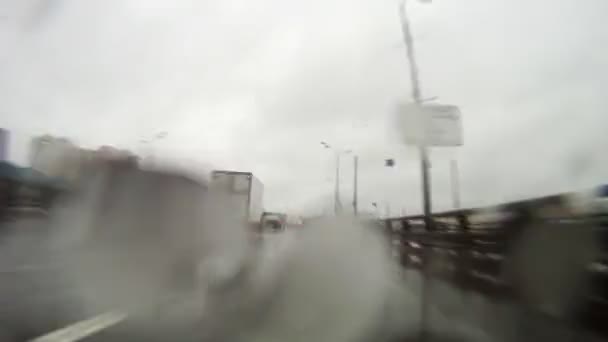 Cars go on wide range highway during rain — Stock Video