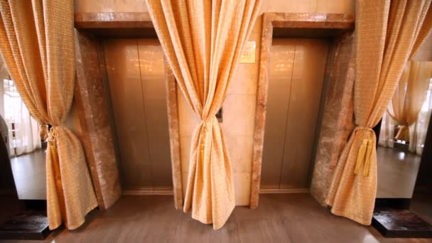 Δύο ανελκυστήρες περίπτερο, στην αίθουσα είναι διακοσμημένα με όμορφα portieres — Αρχείο Βίντεο