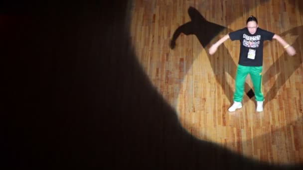 Молодая девушка танцует на конкурсе на HHI - Кубок России, Чемпионат IV — стоковое видео