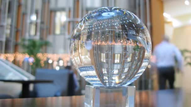 Az üveg labda visszavert business center-hall — Stock videók