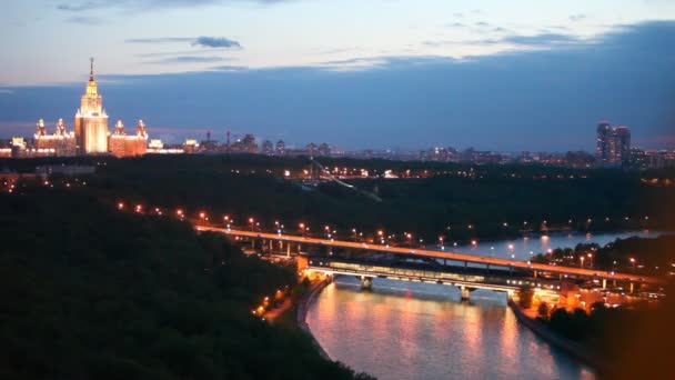 Luzhnetsky brug staat tegen de Moskouse Staatsuniversiteit — Stockvideo