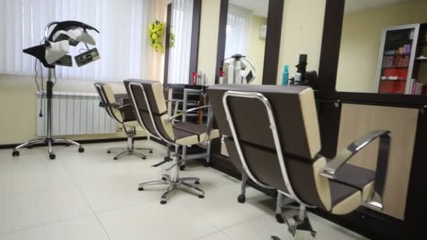 Kameranın salon Kuaför salon koltukları penceresine boyunca uçan hareket — Stok video