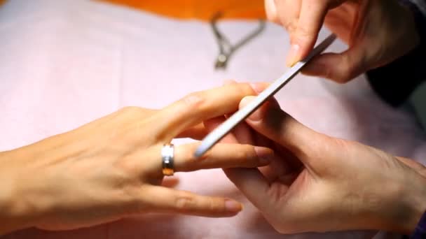 Schoonheidsspecialist doet manicure en zagen nagels van client bestand voor nagels — Stockvideo