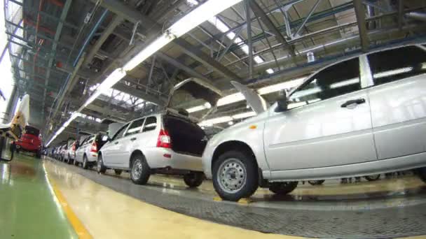 Samochody poruszają się w rurociągu w hali montażowej na roślin Łady — Wideo stockowe