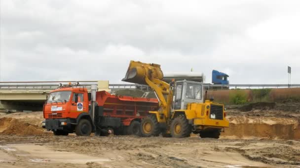 Dredger zet aarde in dump truck — Stockvideo