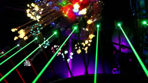 Plusieurs lasers émettent des rayons verts — Video