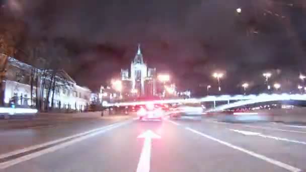 Вечером над потоком машин видны облака, которые быстро движутся по шоссе — стоковое видео