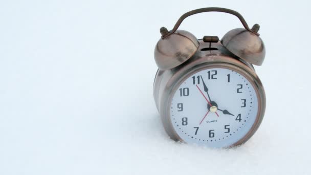 Horloge debout en hiver sur neige blanche en soirée — Video