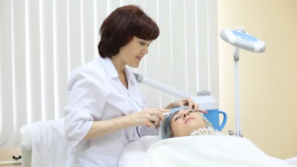 Kosmetikerin macht Ultraschall-Peeling im Gesicht für Frau — Stockvideo
