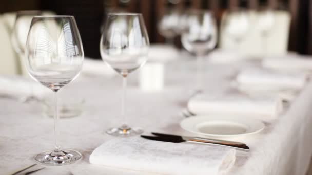 Plaques, couteaux et verres à vin pour stand de vin sur la table — Video