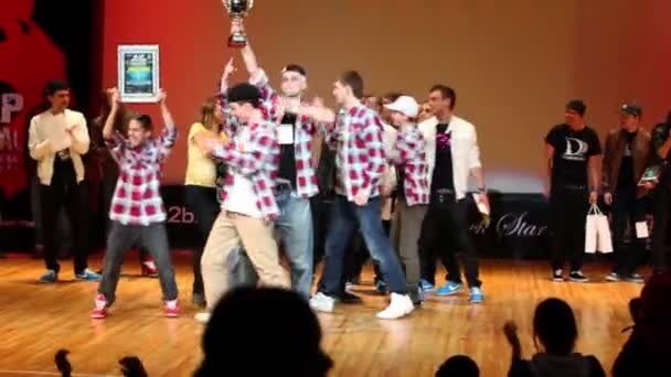 Breakdancers on stage celebrate prize in contest HHI - Cup of Russia — Stock Video