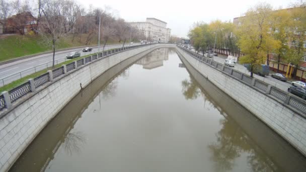 Río Yauza gotea entre dos carreteras en las que los coches van — Vídeos de Stock