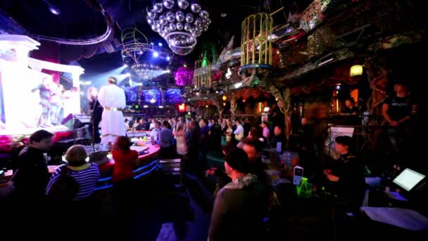Mensen op het podium met Verteller in nachtclub — Stockvideo