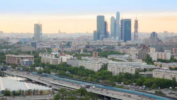 Centro de negócios Moscou de Cidade está contra a paisagem da cidade — Vídeo de Stock