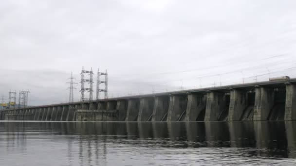 In water are reflected of spillway dam — Stock Video