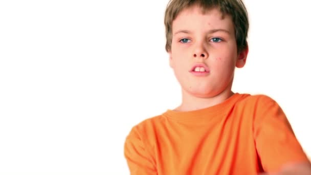 Küçük oğlanla slingshot bir atış yapmak ama burnunu vurdu — Stok video