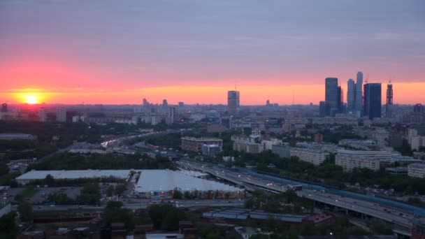Centro de negocios Moscú de la ciudad se levanta contra el paisaje de la ciudad — Vídeo de stock