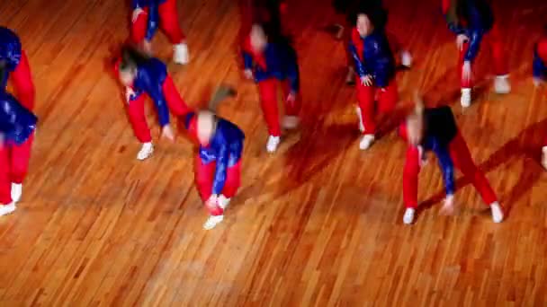 Equipe de meninas em dança terno azul vermelho no concurso no HHI - Copa da Rússia, Campeonato IV — Vídeo de Stock