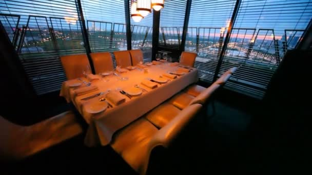 Stół stoi w osobnym pomieszczeniu oddzielone żaluzje przed krajobraz miasta — Wideo stockowe