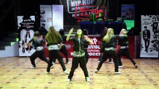 Вісім дівчаток команди стиль хіп-хоп танцю в остаточний ХХІ - Кубка Росії, чемпіонат Iv — стокове відео