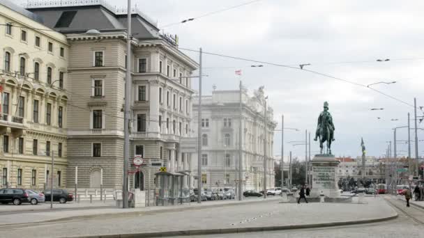 ソビエト戦勝記念碑と shvartsenberg の宮殿に近い車に行く — ストック動画